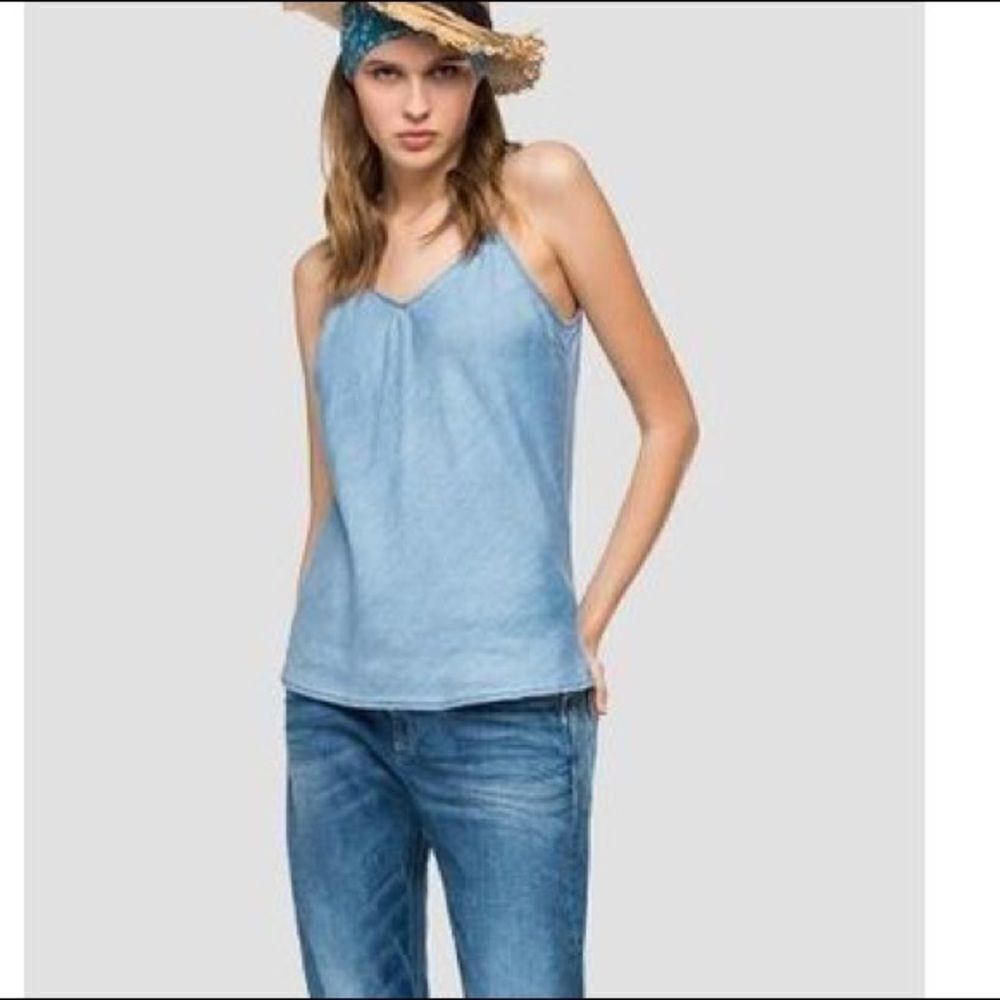 ✨HP✨Sweet Wanderer denim look sleeveless top✨